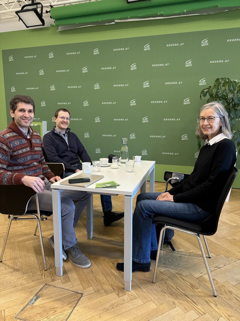 Lukas Hammer (links), Andrea Pelzmann und Peter Wiecenec sitzen bei der Aufnahme der Podcast Folge im Grünen Parlamentsklub